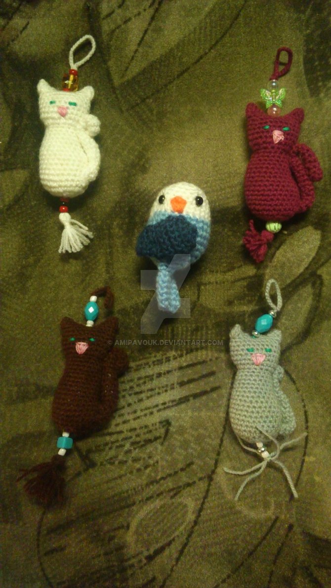 amigurumi_kitties_and_budgie_keycharms_by_amipavouk-dbb729m